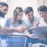 4 Personen an einem Tablet