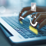 Tippende Finger am Laptop mit zwei Smileys