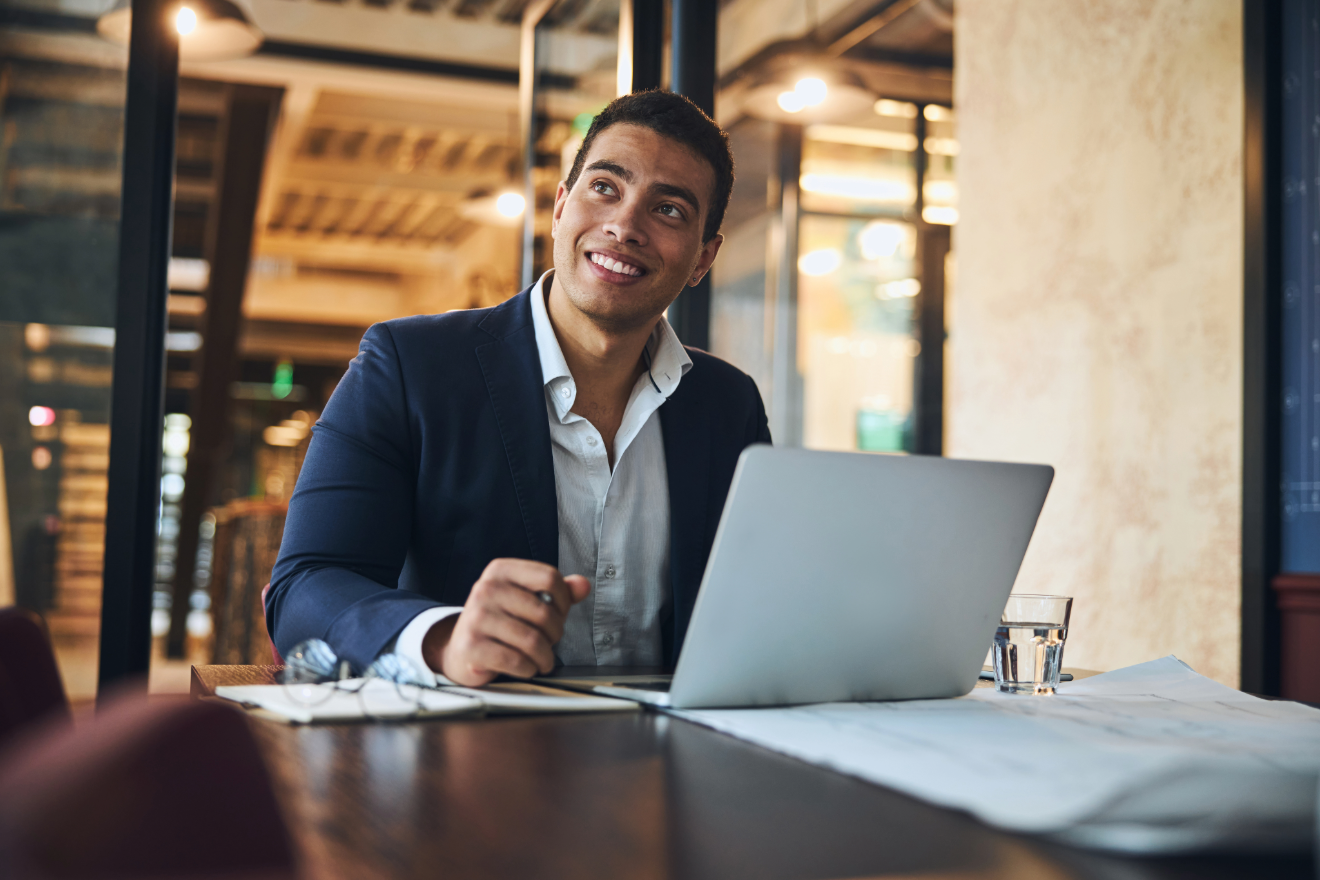 SAP Tabellen Übersicht Mann Laptop